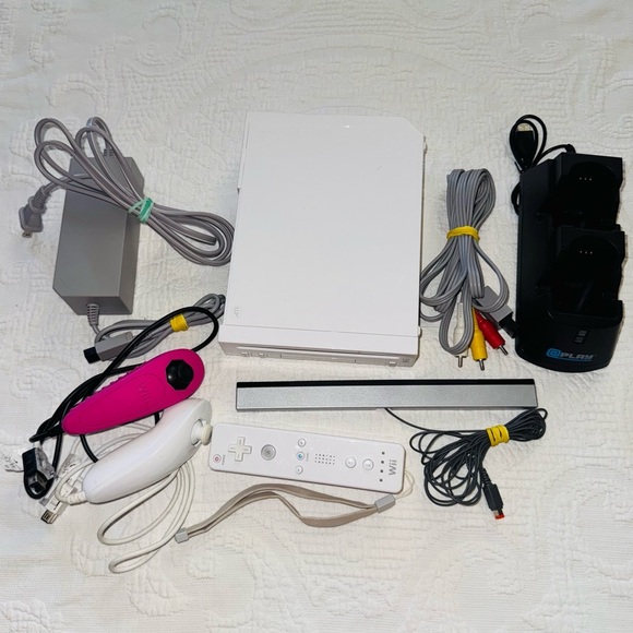 Nintendo Wii Console All Cables & Controller 2 Nunchuk White Edition AS IS - Picture 1 of 11